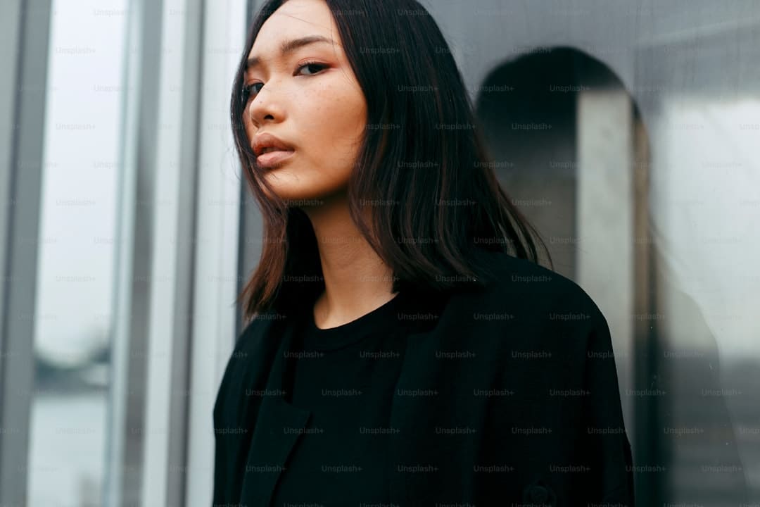 盯着拾荒老人不放,是怜悯?还是想遮羞?